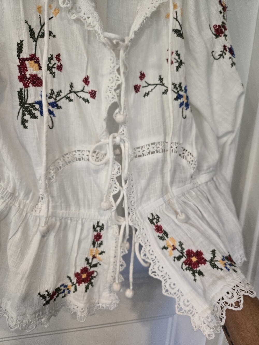 NWT! Bohemian White Embroidered Tie-Front Blouse. Size L - Picture 3 of 7